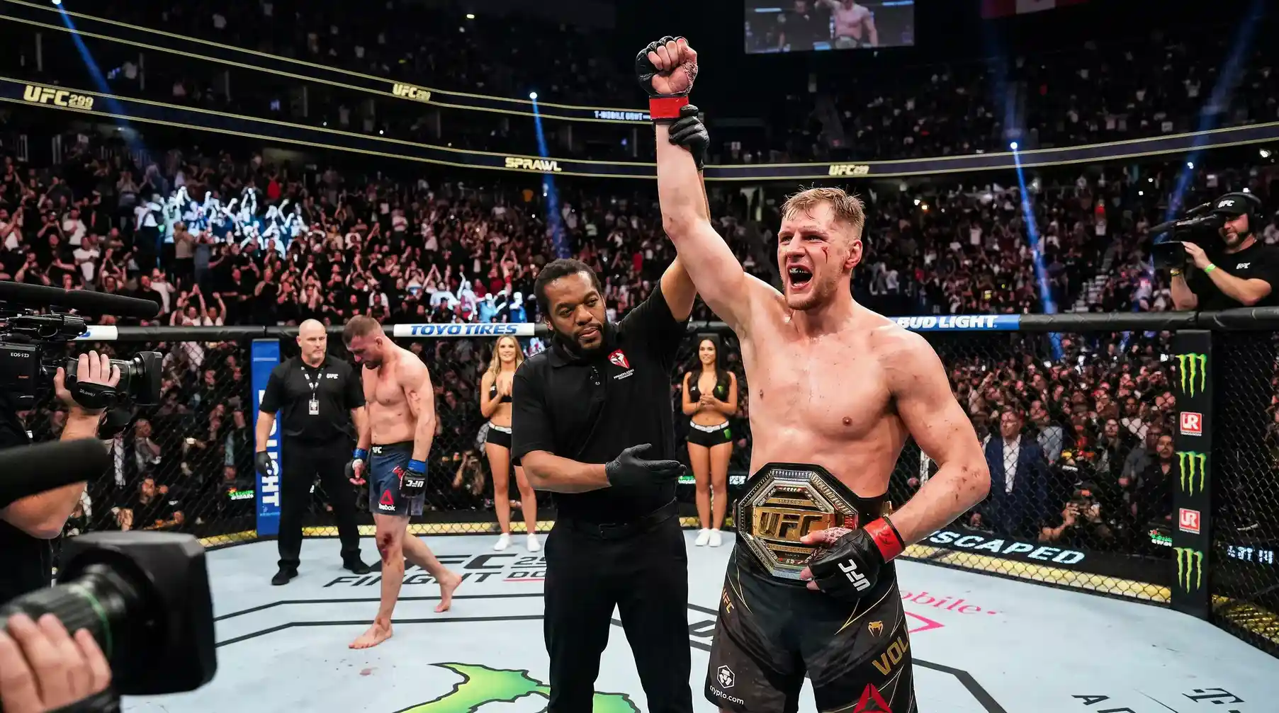 Luchador favorito de UFC con el brazo levantado tras ganar una pelea